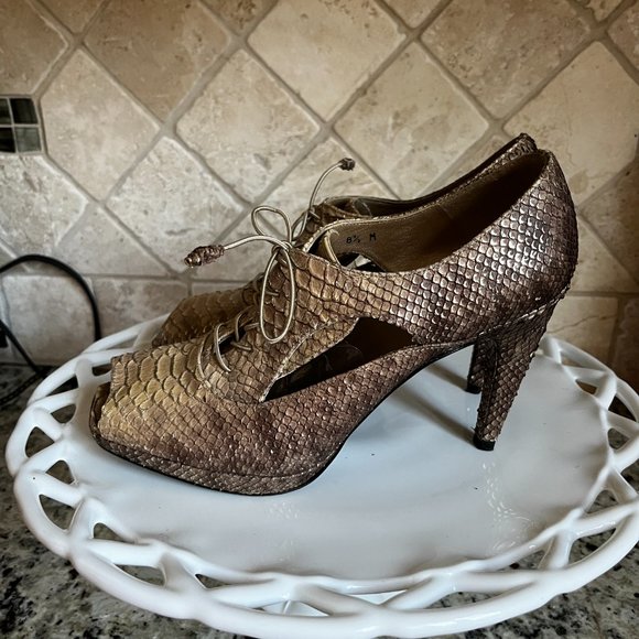 Stuart Weitzman Women's Brown Taupe Snake Scale Peep Toe Heels - Picture 3 of 9